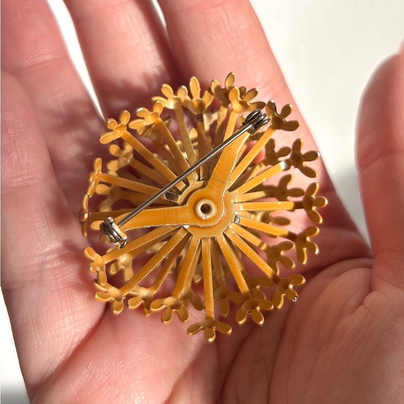Vintage 60s/70s Yellow Enamel Flower Power Brooch - Picture 5 of 5